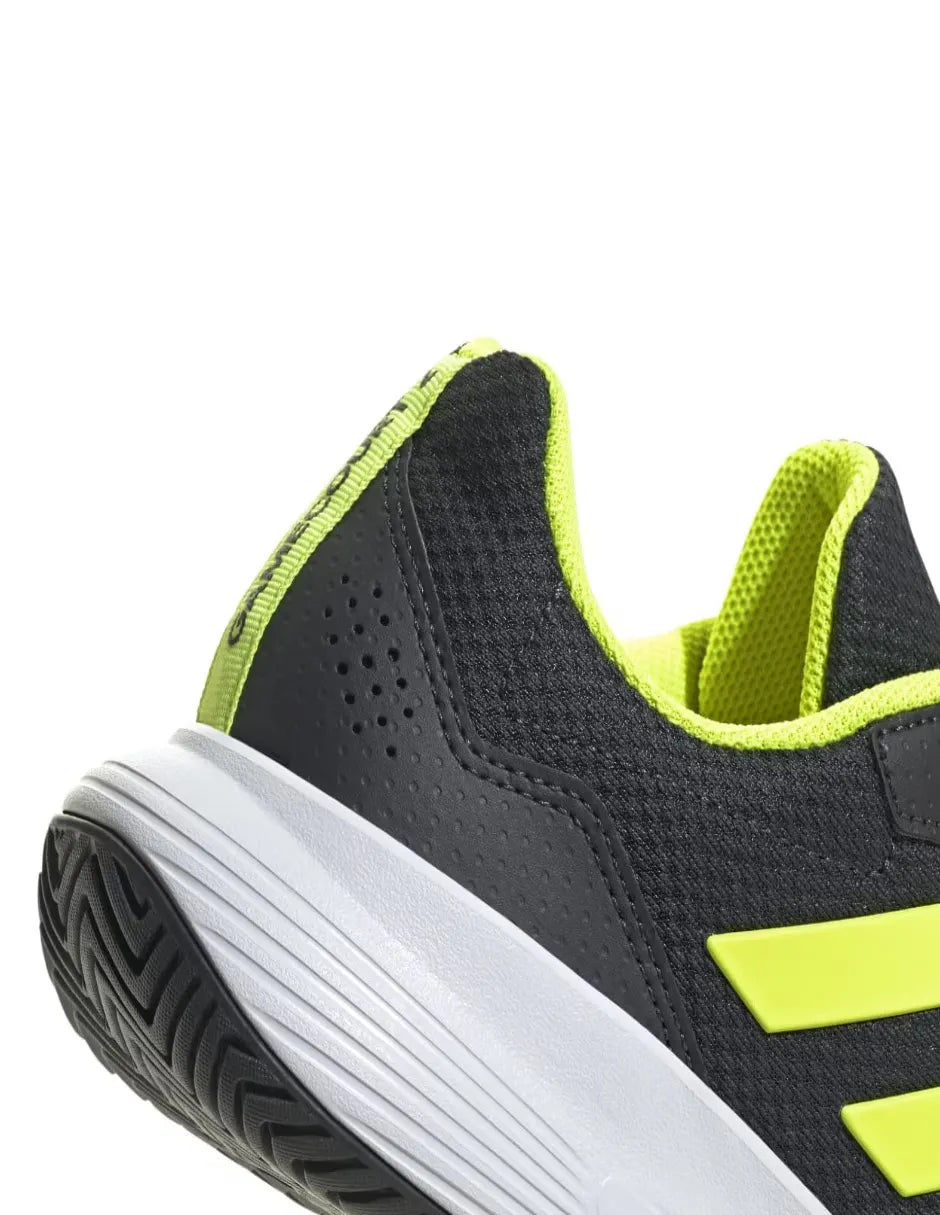 calzado adidas gamecourt 2 carbon negro con detalles en amarillo neón