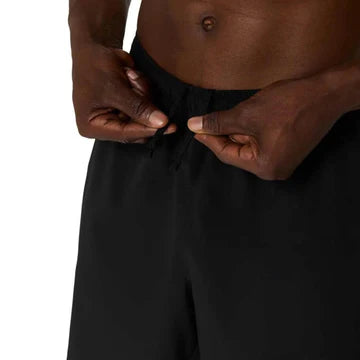 pantalón corto asics court negro 7 pulgadas con bolsillos amplios