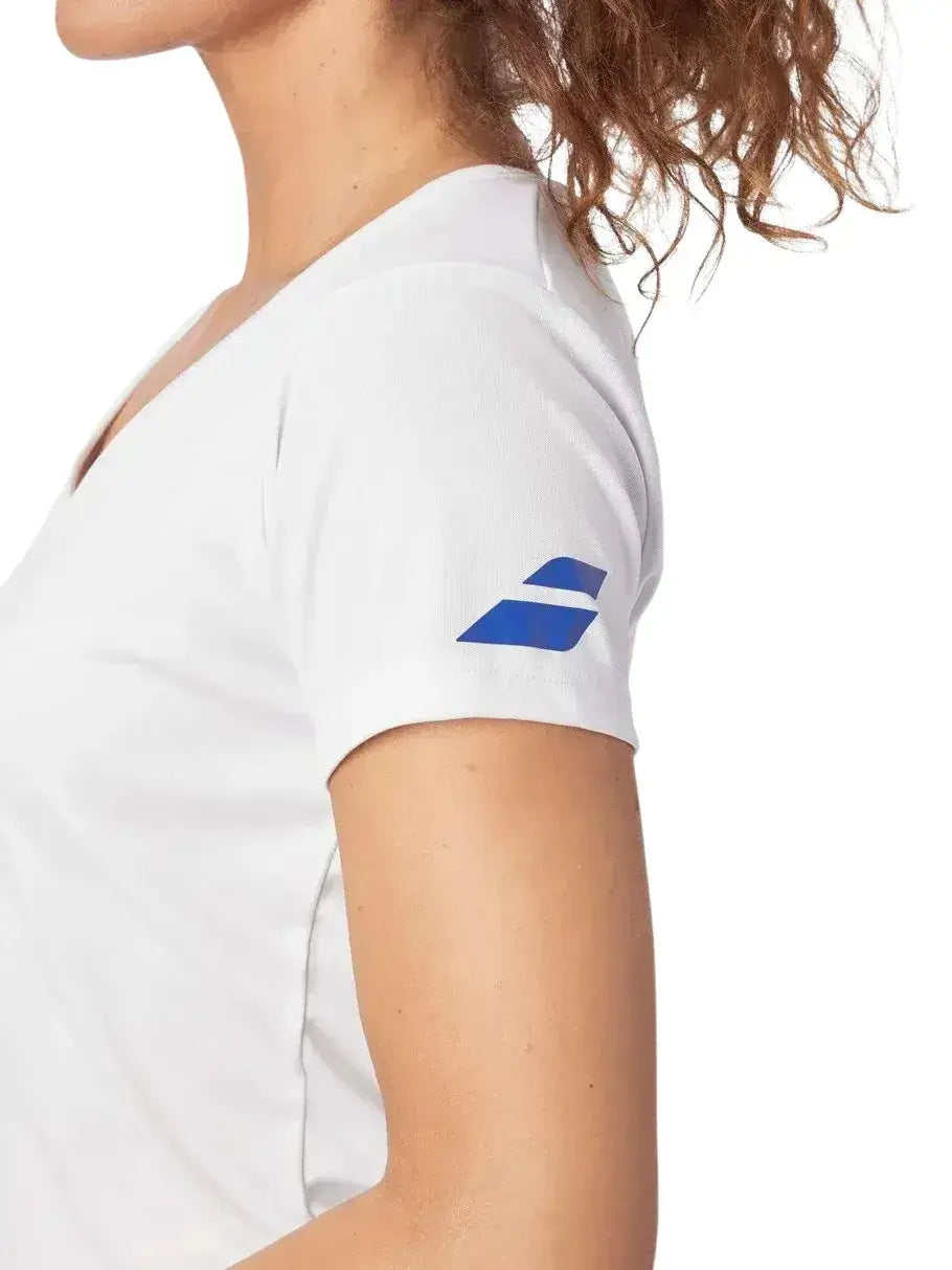 blusa técnica blanca con logotipo azul marino ideal para pádel y tenis