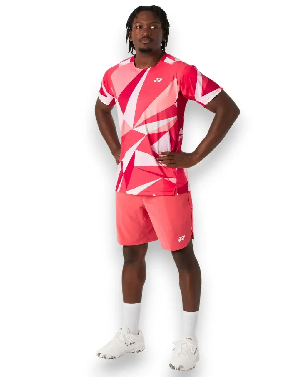 camiseta deportiva yonex hombre con diseño geométrico rojo y rosa