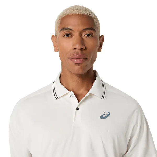 detalle frontal polo asics game ss top hombre cream con diseño clasico para cancha tenis