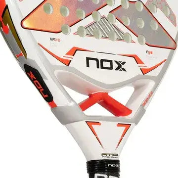 detalle pala padel nox at10 genius 18k con perforaciones para control preciso