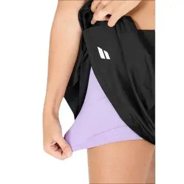 falda babolat negra con tejido elástico y short cómodo integrado