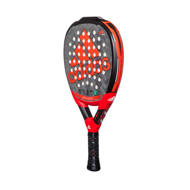 detalle frontal pala de padel adidas metalbone rojo negro con logo