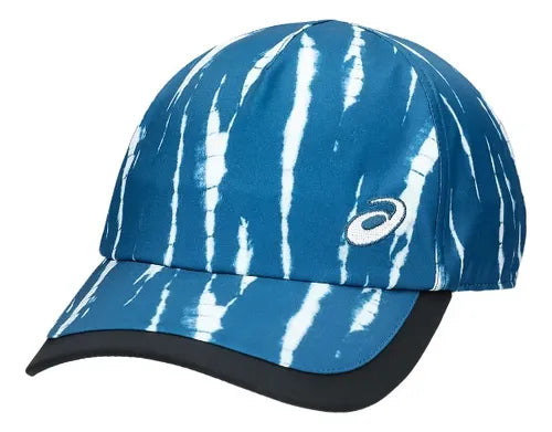 gorra asics azul con estampado tie-dye blanco y visera negra