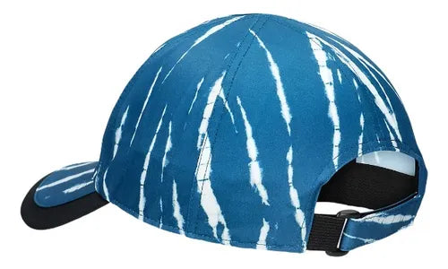 gorra asics azul con patrón blanco y logo bordado en el lateral