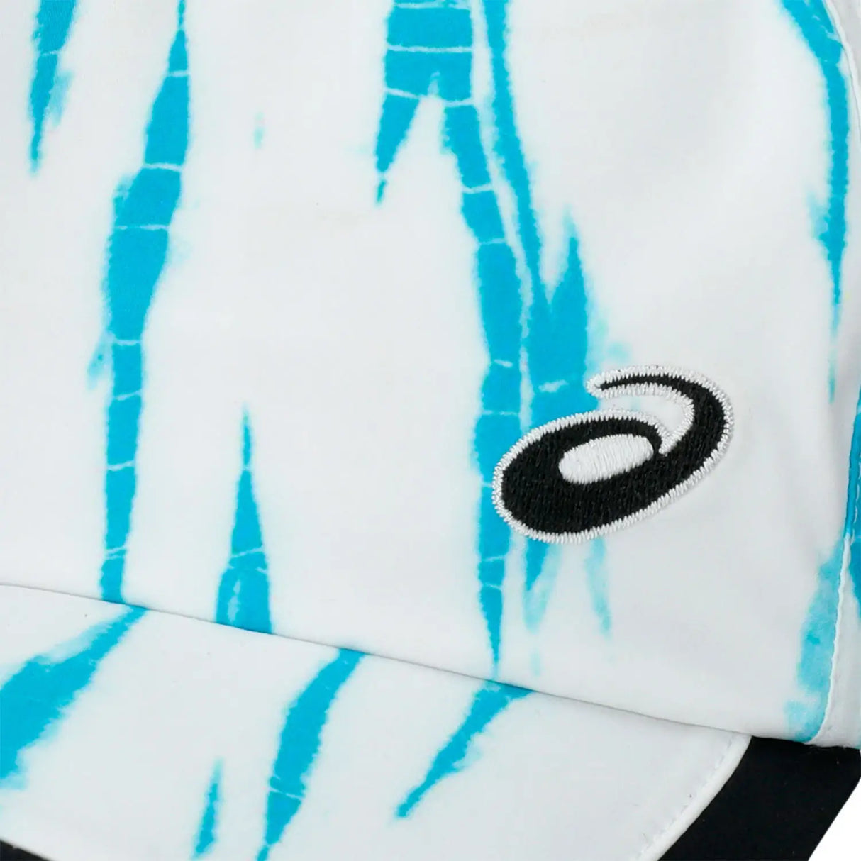 gorra deportiva asics con diseño gráfico azul y visera negra