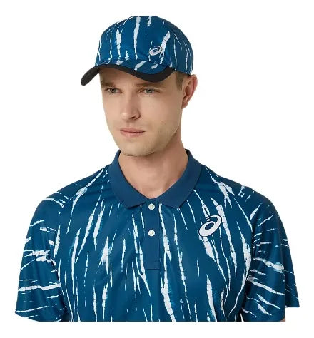 gorra gráfica asics azul con visera curva negra y cierre ajustable