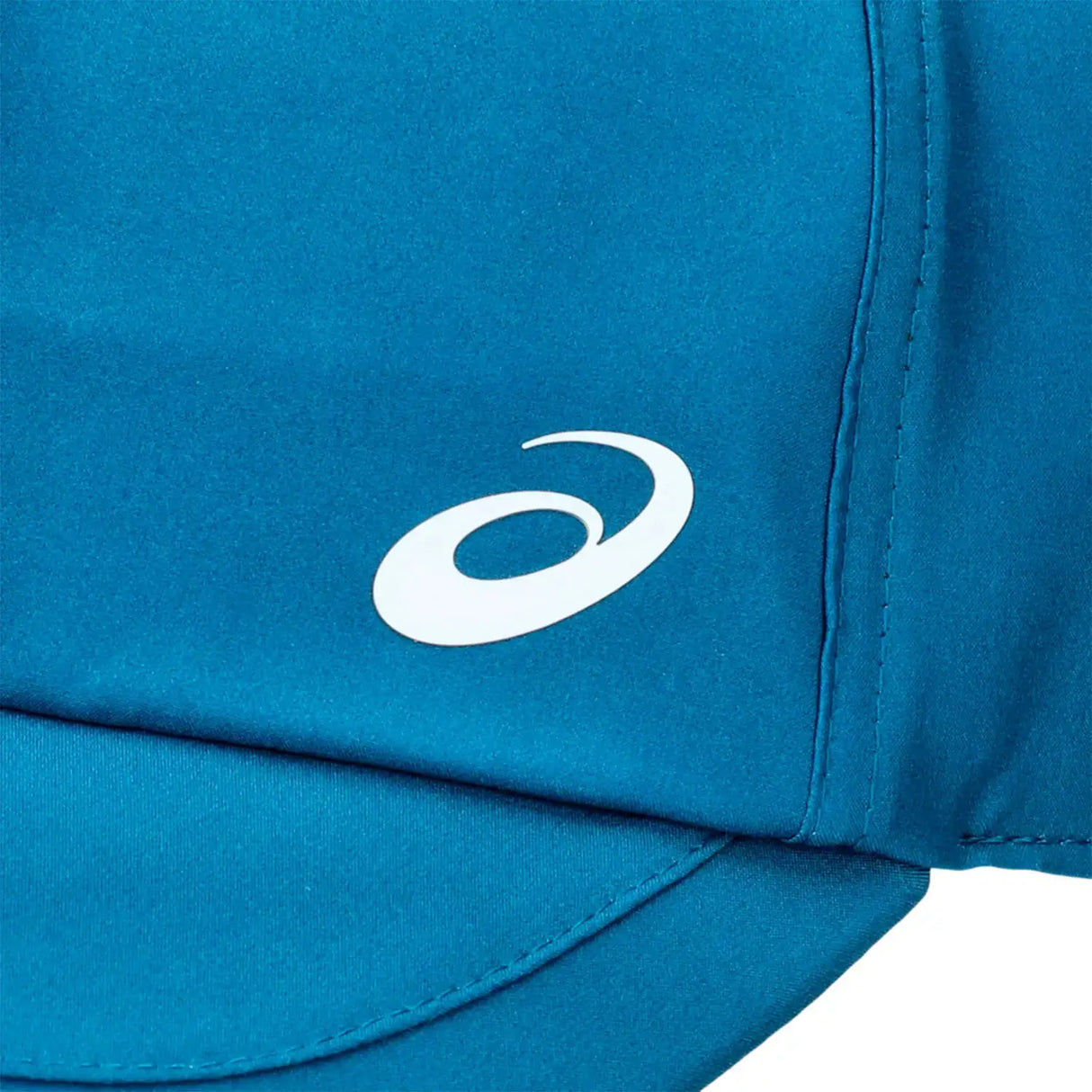gorra asics ligera azul con visera curva y diseño técnico