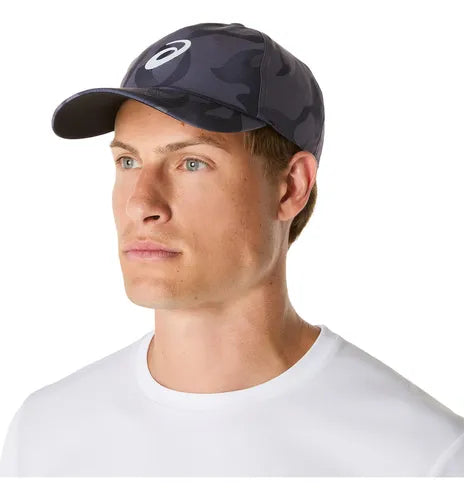 gorra gris camuflaje asics con tejido transpirable y diseño moderno