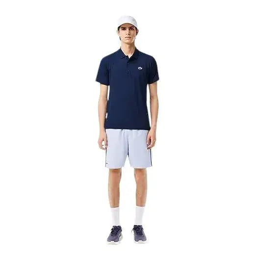 detalle del logo lacoste bordado en gorra blanca para uso deportivo