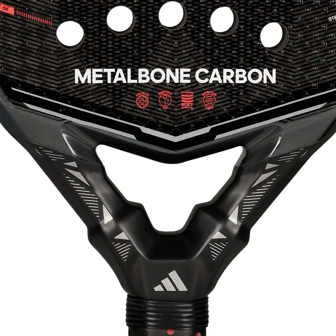 pala padel adidas metalbone con marco rígido y relieve visible