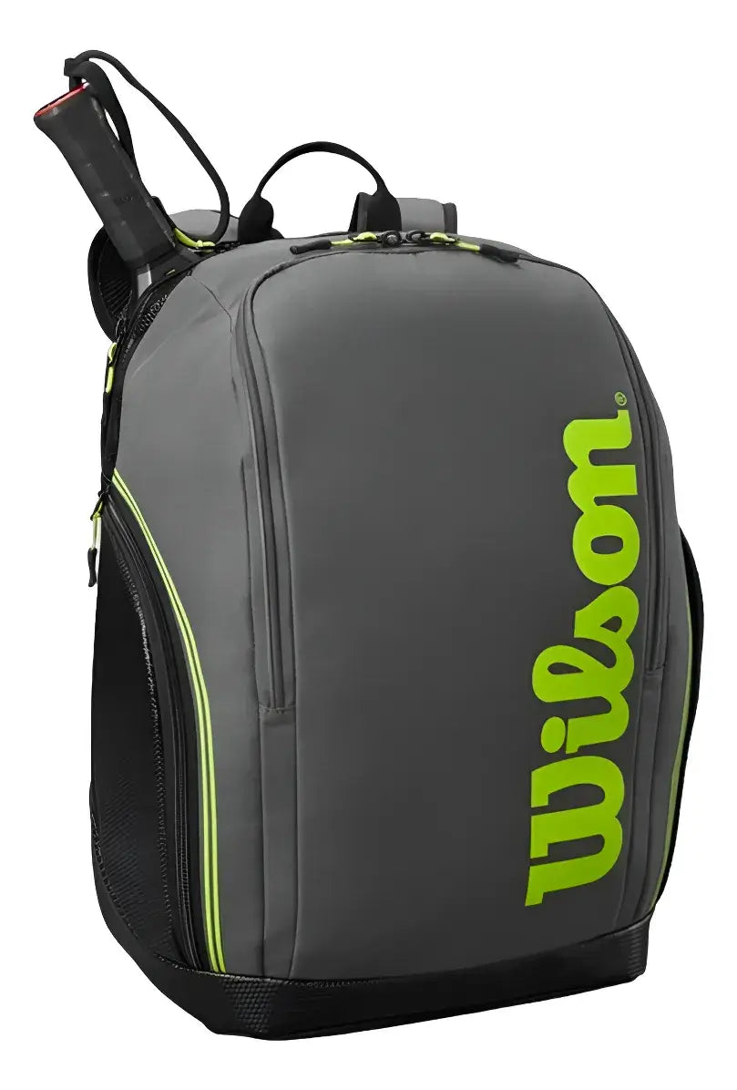 mochila Wilson gris con logotipo verde y compartimento para raqueta