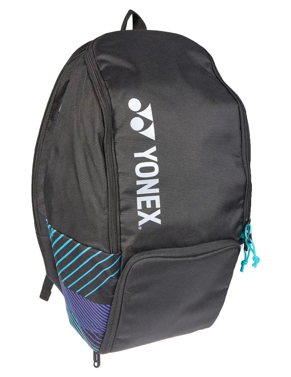 mochila Yonex negra con compartimento frontal y diseño azul para deportes