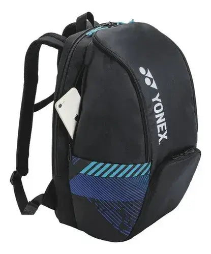mochila Yonex negra vista frontal con logotipo blanco y bolsillos laterales