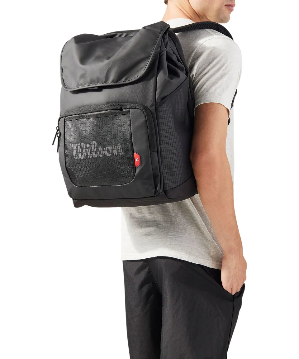 mochila wilson negra con múltiples compartimentos para equipo de pádel