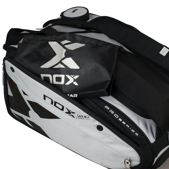 paletero padel nox gris negro con pala protegida en compartimento termico thermo tech