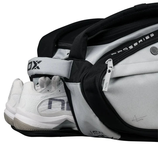 mochila padel nox at10 competition gris negro con correas acolchadas tipo backpack