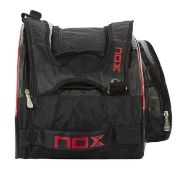 raquetero nox at10 con logotipo grande y estructura rígida color negro y rojo