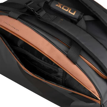 bolsa de pádel nox open series en tonos oscuros con correas acolchadas ergonómicas
