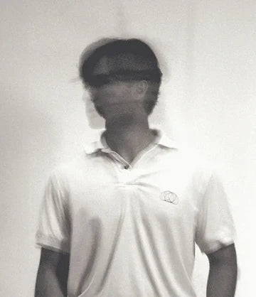 polo blanco game day deuce con protección uv ideal para actividades al aire libre