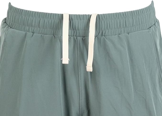 short deportivo yonex color verde con detalle blanco lateral