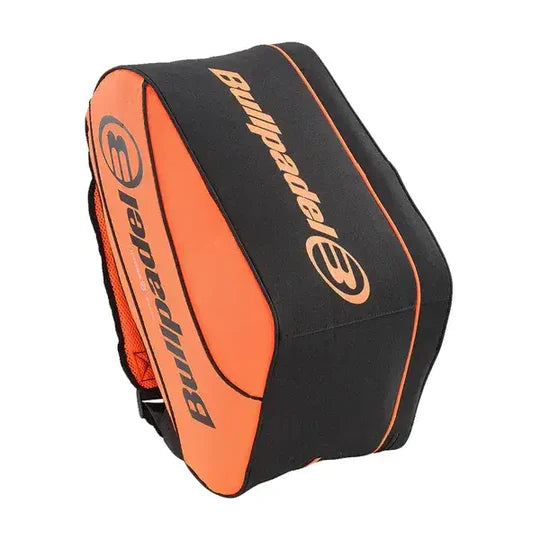 bullpadel tour paletero negro y naranja con espacio para varias palas de pádel