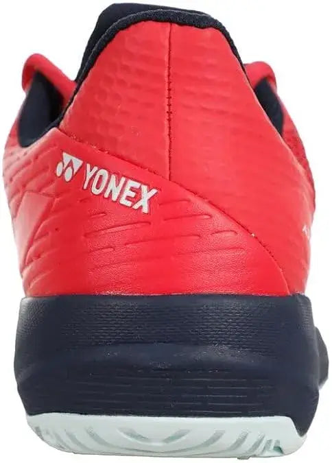 tenis yonex rojo con suela clara para canchas de pádel duras