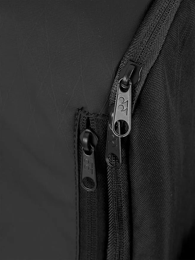 mochila yonex negra con dos compartimentos superiores amplios para equipo