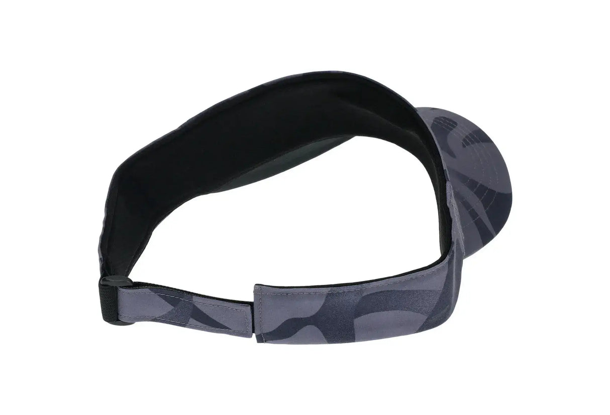 visera deportiva asics training color gris con diseño camuflado