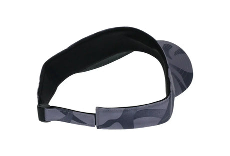 visera deportiva asics training color gris con diseño camuflado