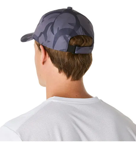 gorra deportiva asics gris camuflaje con cierre ajustable trasero