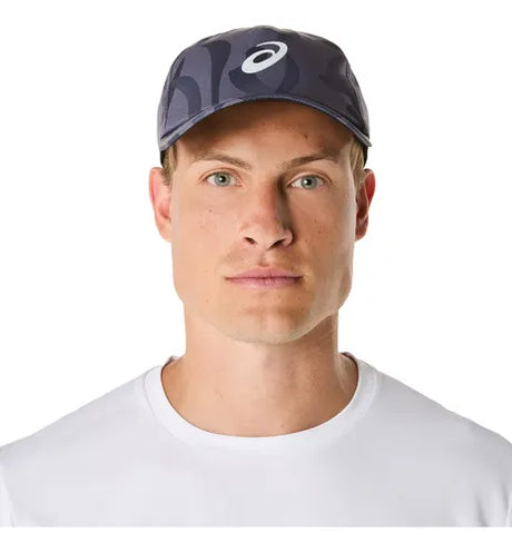 gorra deportiva asics gris camuflaje con visera curva para pádel y tenis