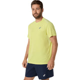 playera deportiva asics court ss top hombre pistachio con paneles de malla para ventilación en cancha tenis
