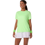 playera asics court ss top mujer illuminate green con tejido comodo de secado rapido para tenis