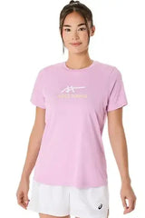 blusa asics rosa mujer tenis graphic tee con logo en pecho
