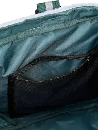 compartimento inferior de bolsa head con tenis blancos guardados