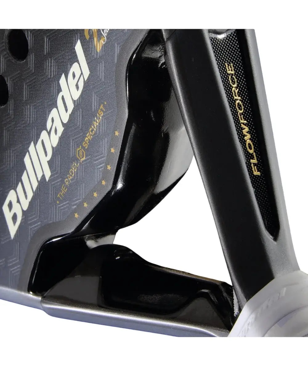 pala bullpadel negra dorada tipo diamante para juego ofensivo femenino