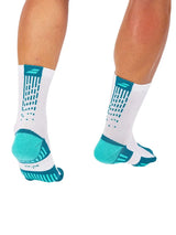 calcetas babolat blancas mid-calf con diseño deportivo y soporte