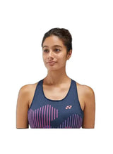 camiseta deportiva yonex mujer azul con estampado vertical moderno