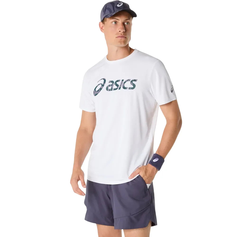 camiseta deportiva asics blanca para hombre con gráfico al frente
