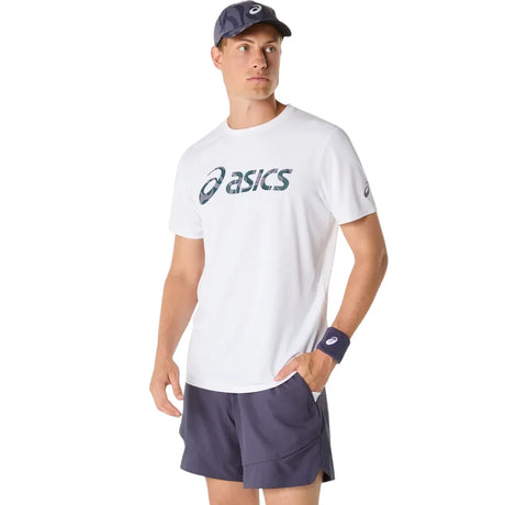 camiseta deportiva asics blanca para hombre con gráfico al frente