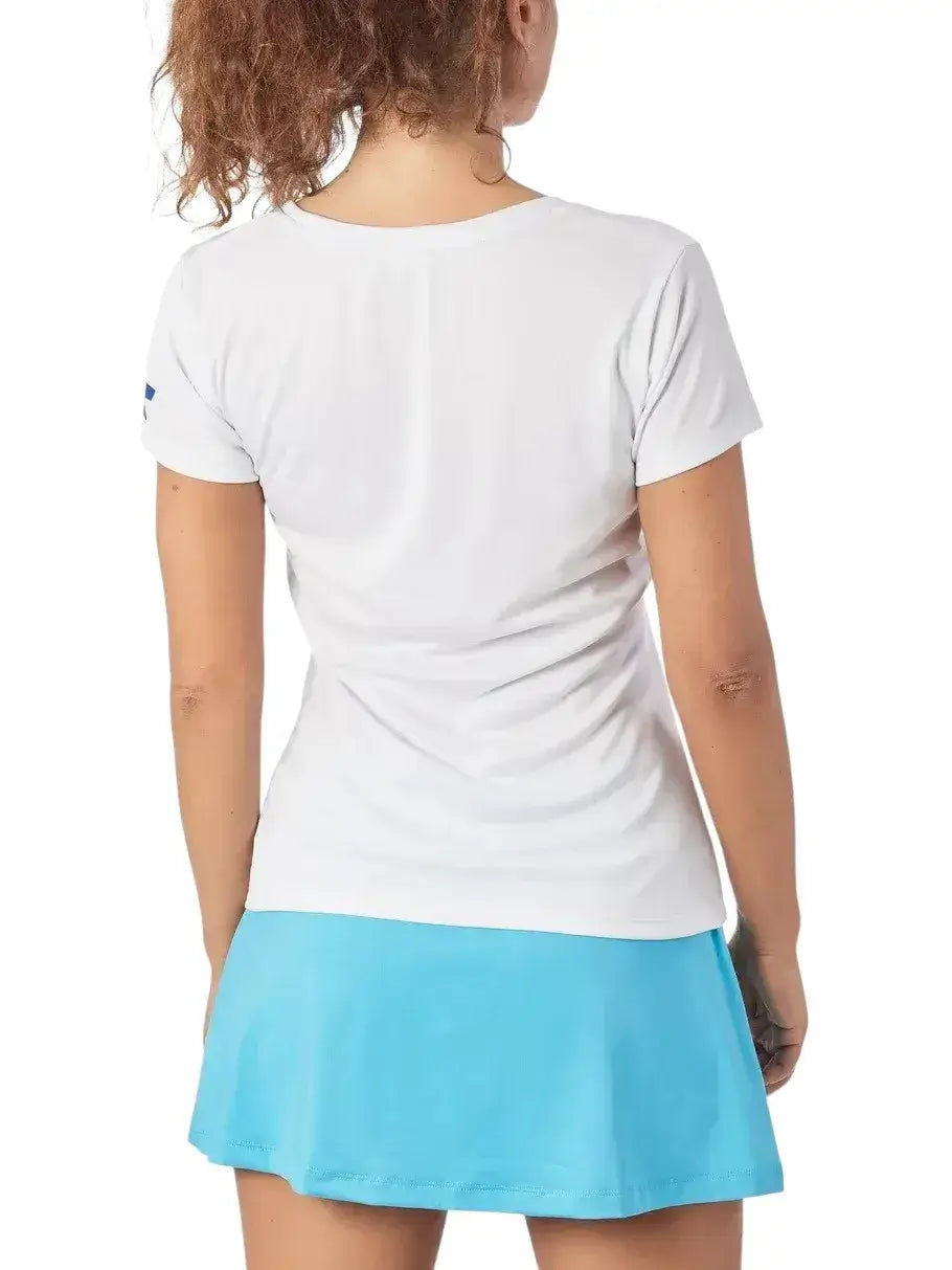 camiseta blanca deportiva con logo azul marino en el pecho