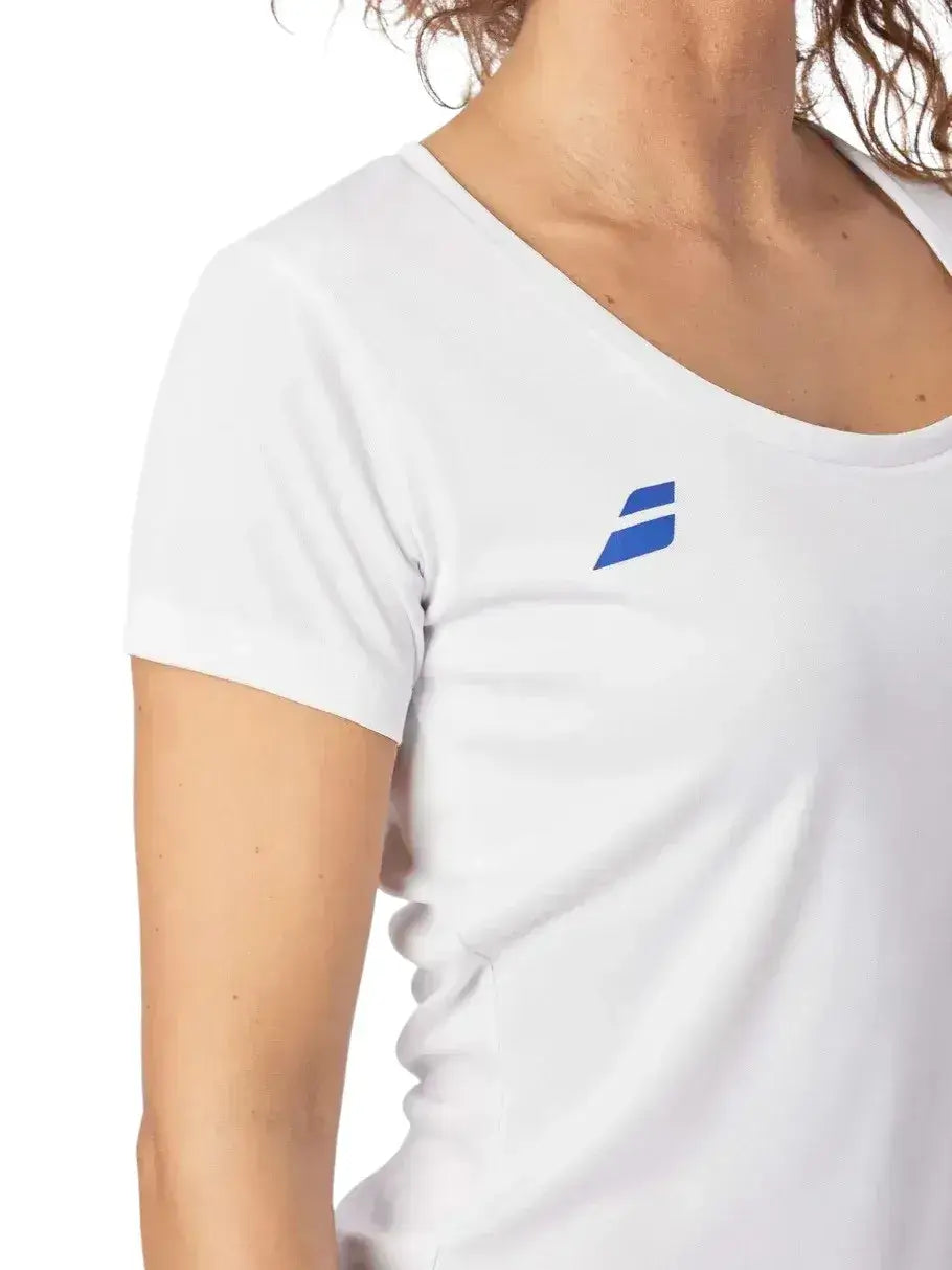 camiseta deportiva mujer blanca con detalle de logo azul marino
