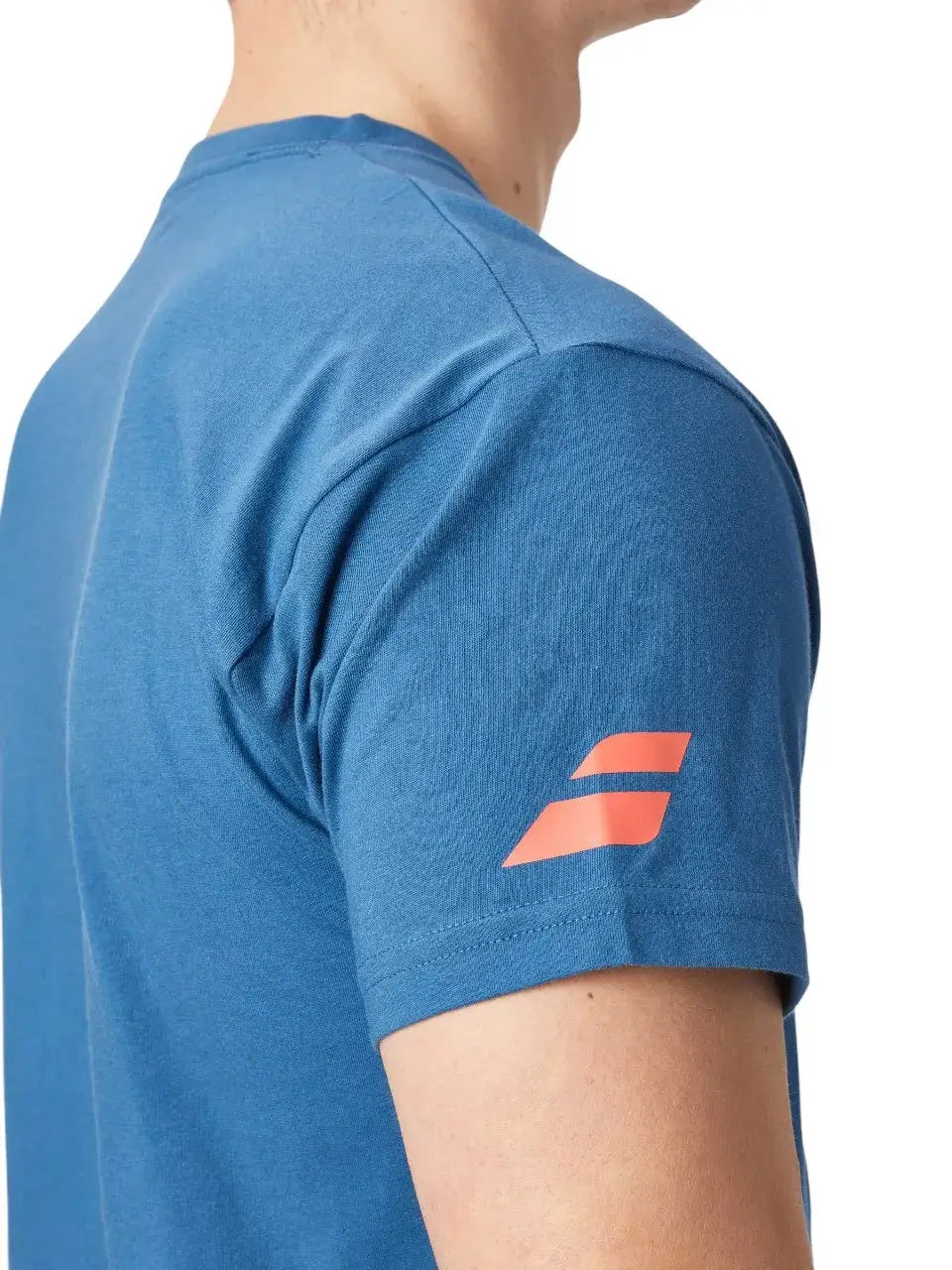 camiseta babolat azul hombre con logo rojo y tela transpirable
