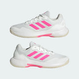 tenis Adidas para jugadoras de pádel con diseño femenino y elegante