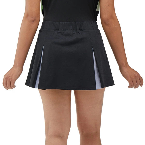 diseño deportivo en falda yonex negra con aberturas para mayor agilidad