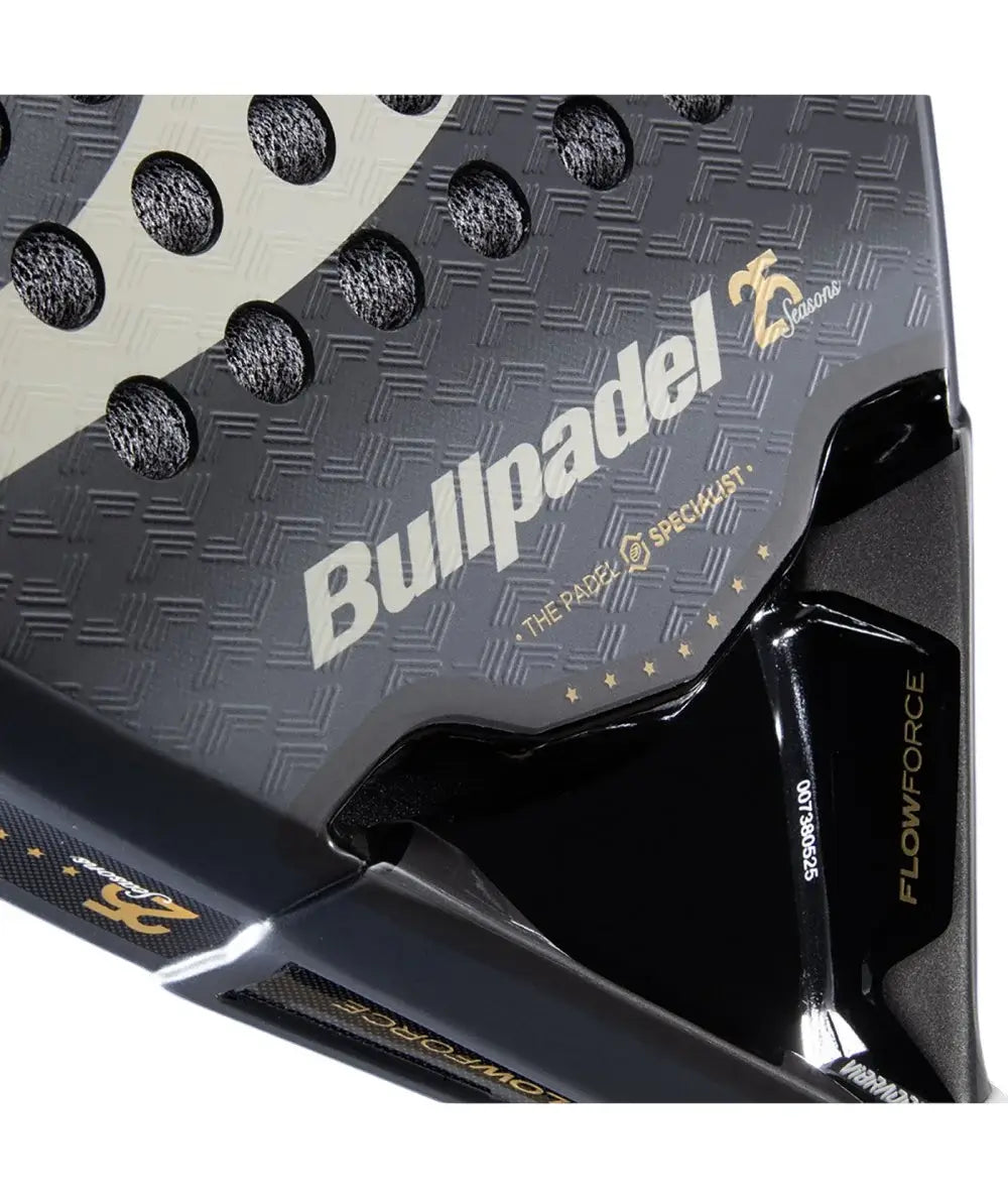 bullpadel flow legend pala negra dorada para jugadoras que buscan potencia