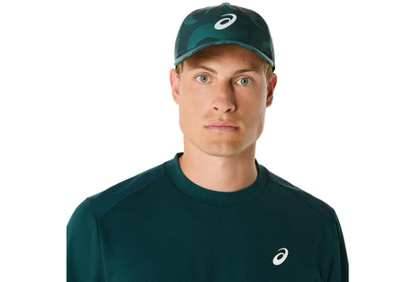 gorra asics training verde camuflaje con logo blanco y visera curva