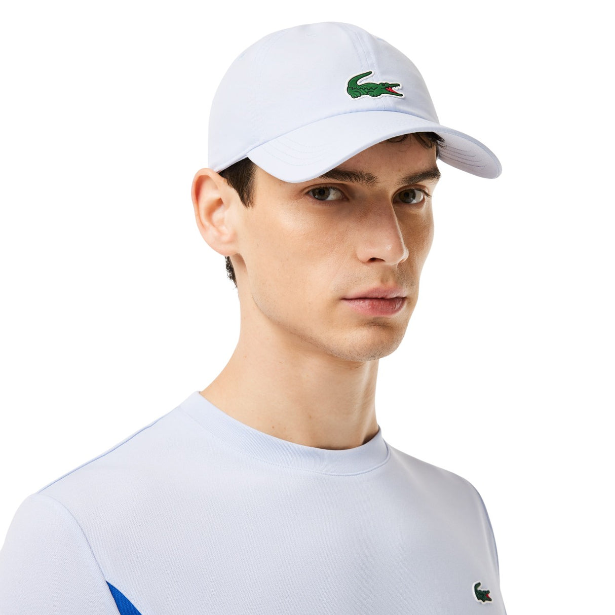 gorra deportiva lacoste azul claro con estilo monocromático elegante